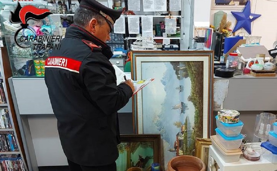 I carabinieri ritrovano gli oggetti rubati da una casa svaligiata nel Trapanese, erano stati messi in vendita su internet
