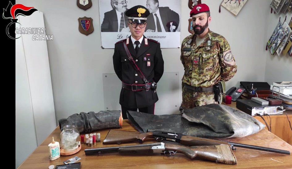 I carabinieri trovano nel Catanese delle armi nascoste in un ovile al cui interno di svolgevano anche summit, denunciato il capo clan
