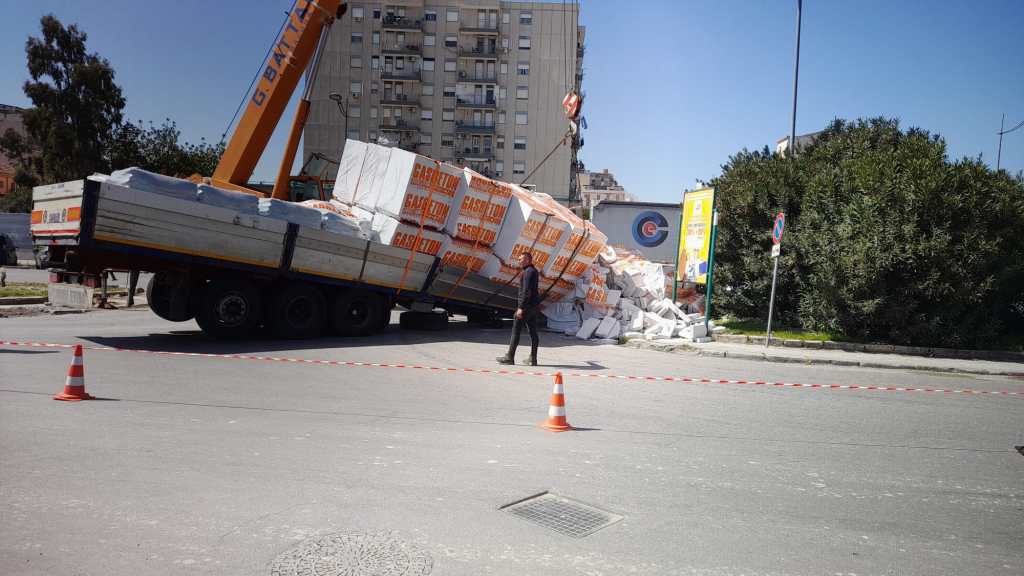 Incidente in piazza della Pace, rimorchio camion spezzato
