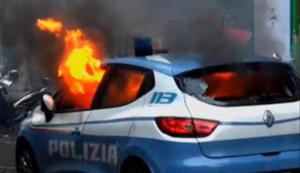 Auto della polizia bruciata a Napoli.