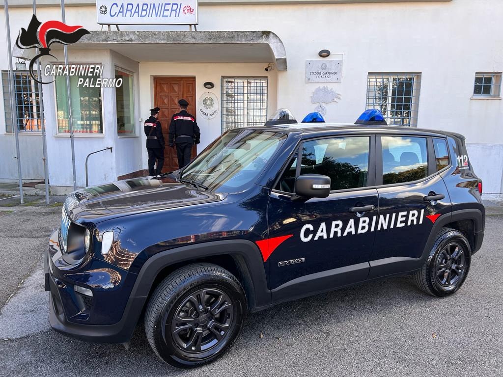 Incendiano l’auto di una donna del Palermitano e vengono arrestati in flagranza dai carabinieri, individuati grazie alla videosorveglianza