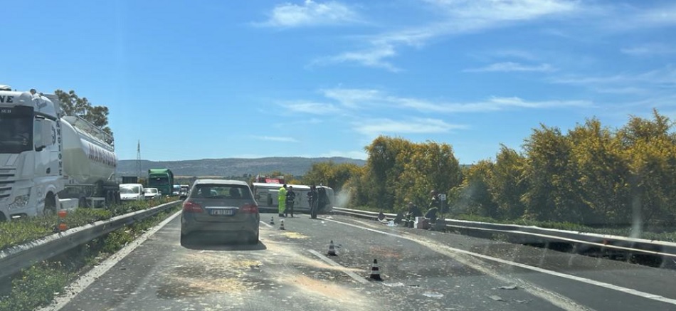 L'incidente sulla Siracusa-Catania dove si è ribaltato un camion