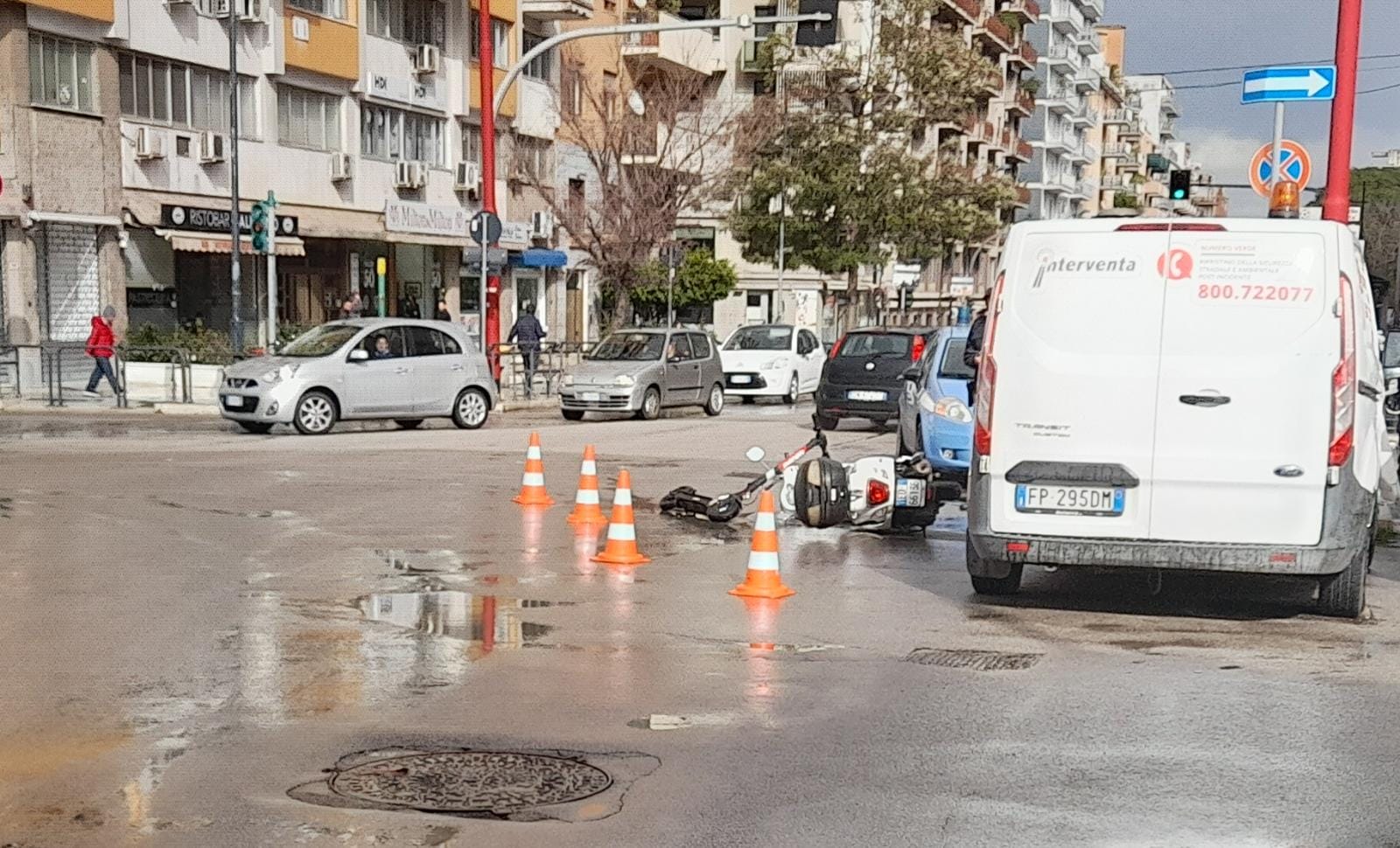 Schianto tra uno scooter e un monopattino in via Notarbartolo, due ...