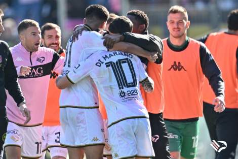 Palermo festeggia gol a Pisa, serie B 2022-2023