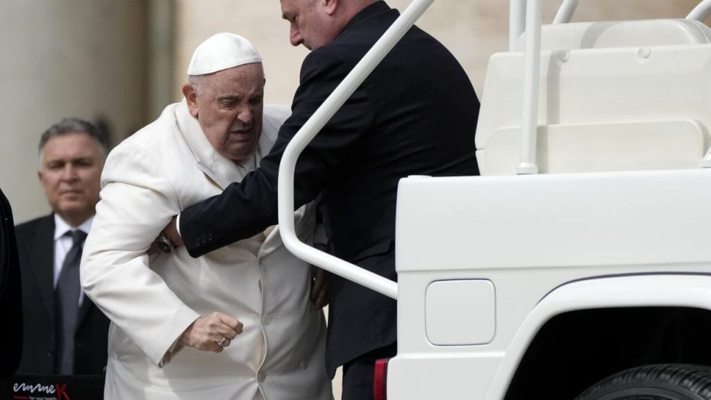 Papa Francesco ricoverato dopo un malore.