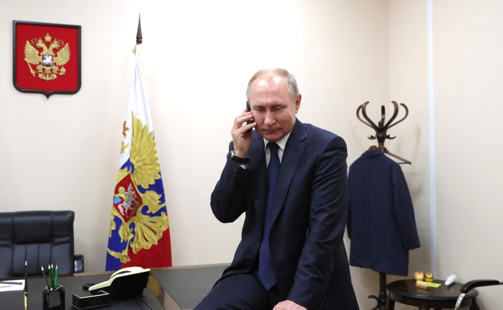 Vladimir Putin al telefono.