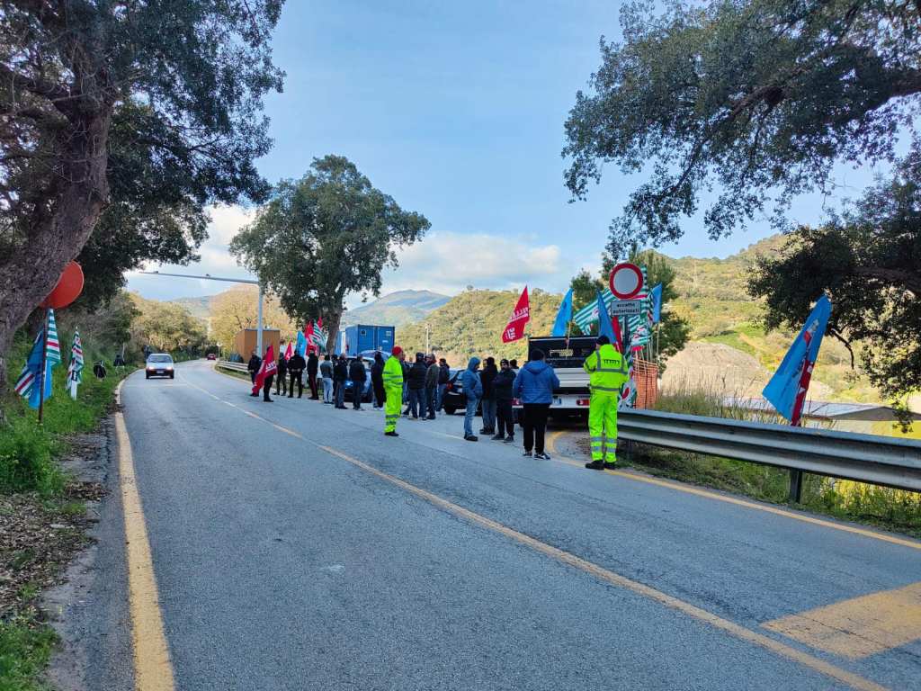 Toto Costruzioni, sit in e mobilitazione dei lavoratori, cantiere fermo da mesi