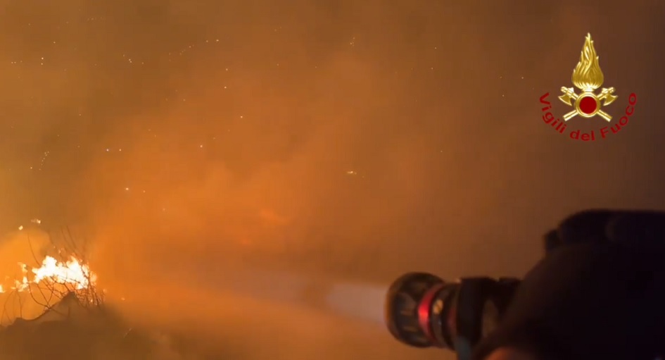 Fuochi d’artificio sparati nel Trapanese provocano un incendio di grandi proporzioni, raggiungendo una zona impervia