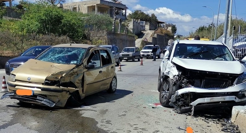 Incidente frontale tra due auto sulla provinciale, coinvolti due bambini