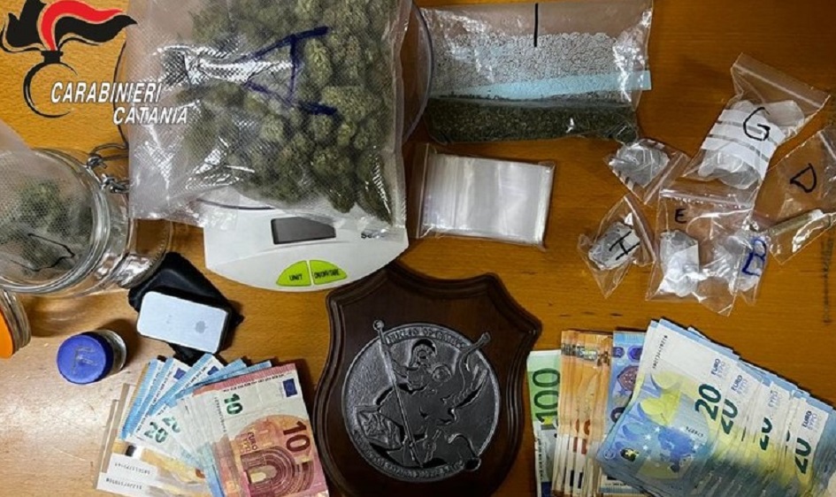 Minorenne vendeva nel Catanese droga attraverso i social dove pubblicava foto e prezzi, scoperto in flagrante dai carabinieri