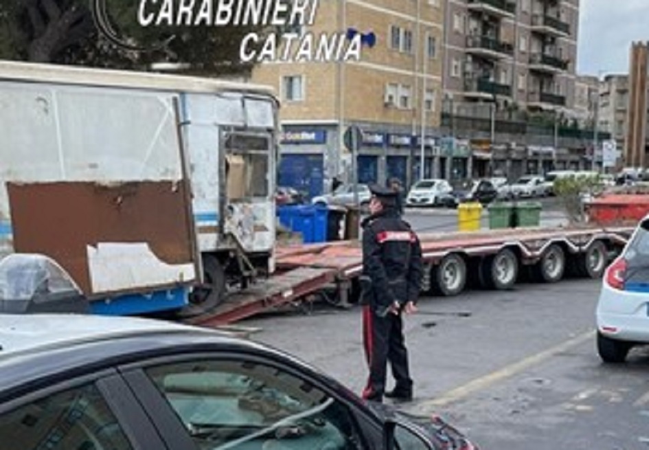 Operazione dei carabinieri nel Catanese al commercio selvaggio, scoperti paninari abusivi e carenze igieniche, scattano multe e denunce