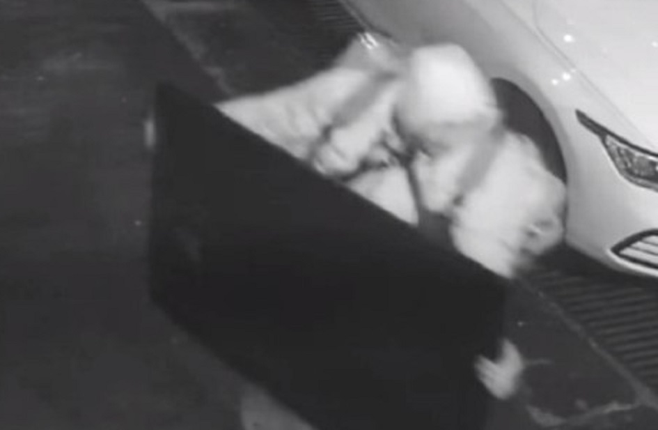 Un finto fattorino svaligia un appartamento nel Catanese, immortalato dalla videosorveglianza scoperto e arrestato