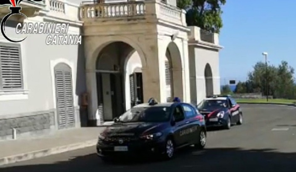 Due pusher in fuga sui tetti nel Catanese denunciati dai carabinieri, scoperta la loro piazza di spaccio nel quartiere Librino