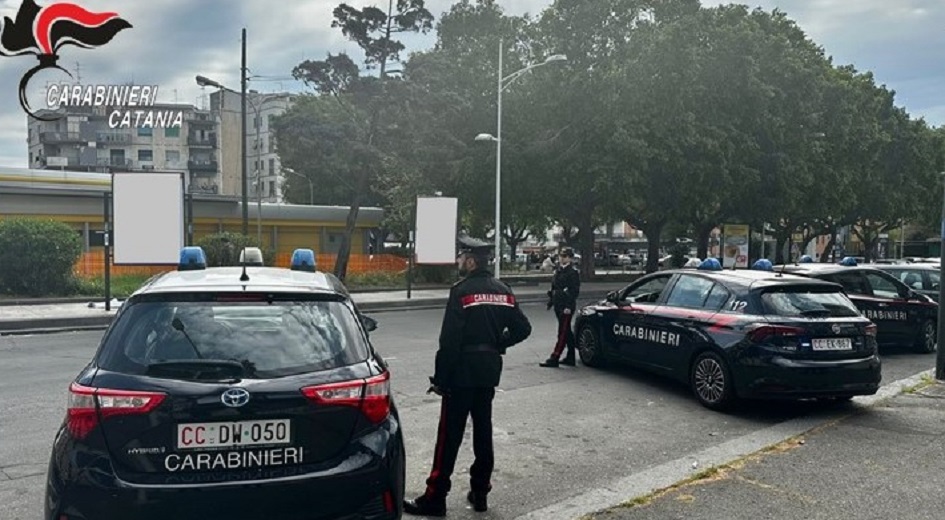 Controlli mirati a Catania città contro gli ambulanti abusivi, in provincia scatta un arresto per droga e pistola detenuta illegalmente