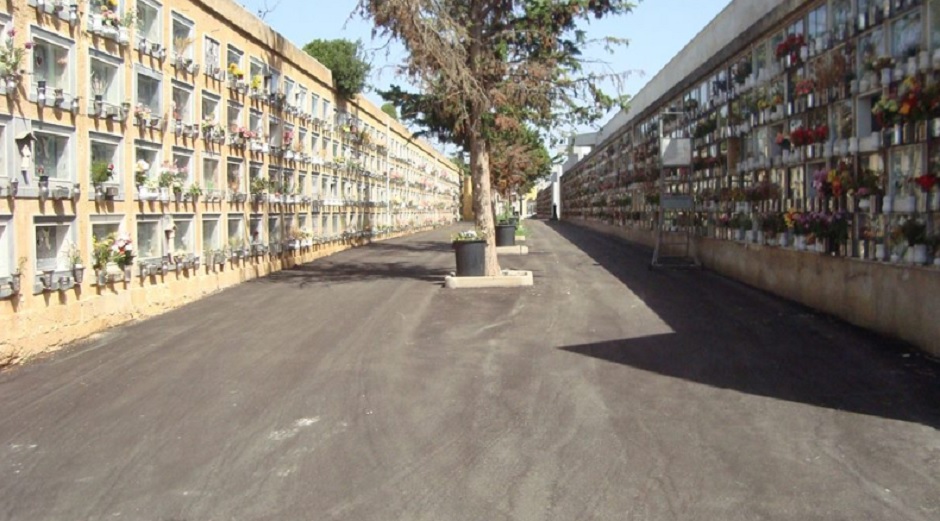 Un operaio di un cimitero del Trapanese investito in pieno da una bara ha riportato gravissime lesioni, colpito in visto e al torace