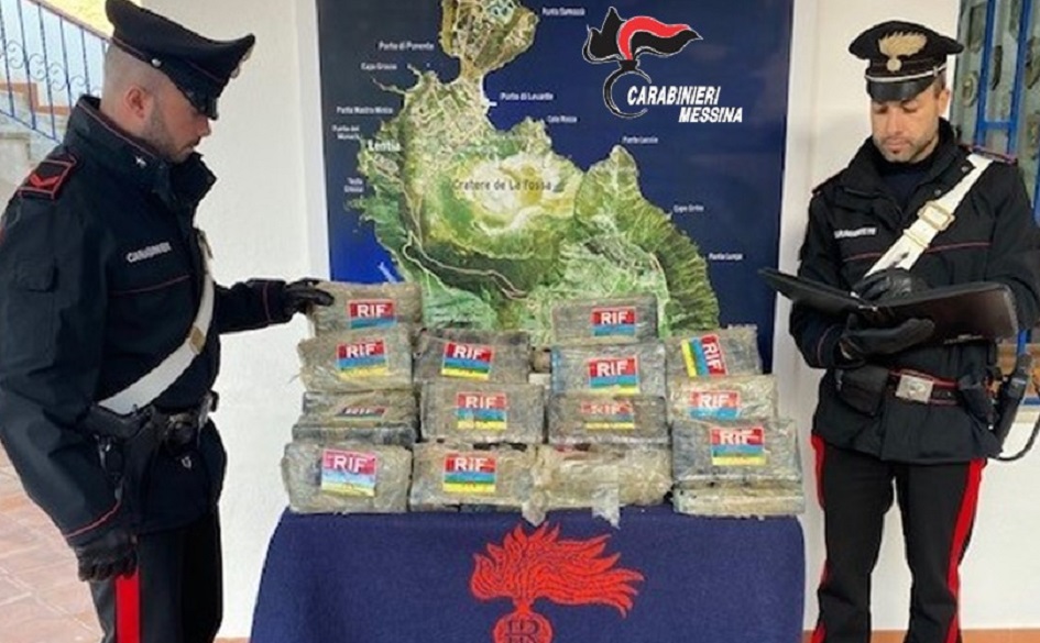 Ben 42 chili di cocaina scoperti all’interno di un borsone in una scogliera del Messinese, indagano i carabinieri
