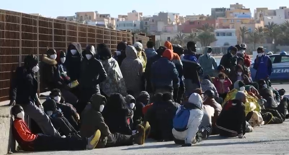 Iniziato lo sgombero dell’hotspot di Lampedusa dei migranti, la struttura è oramai al collasso dopo l’ultima raffica di sbarchi