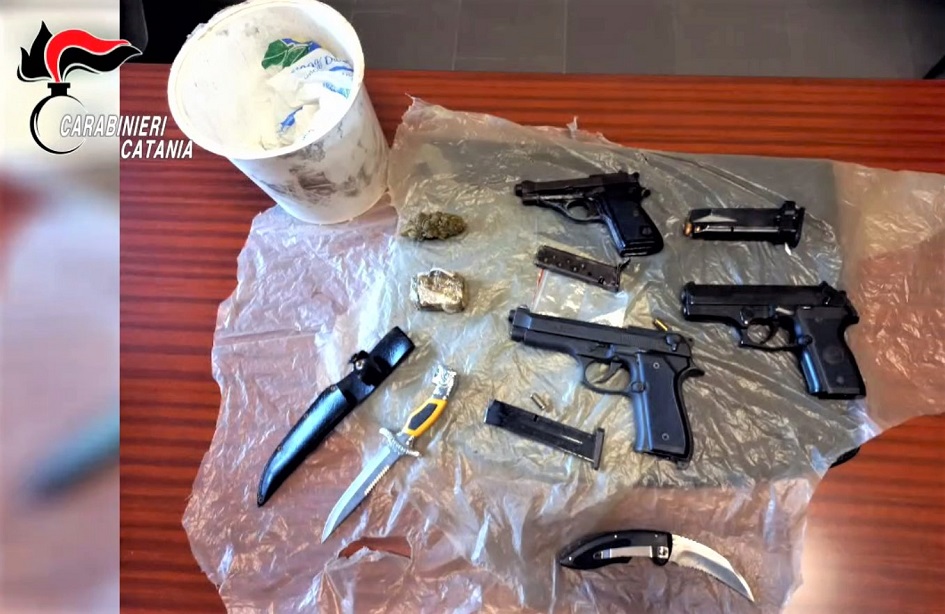 In una casa e stalla del Catanese trovati armi, droga e proiettili, arrestato un 25enne incensurato che li aveva disponibili
