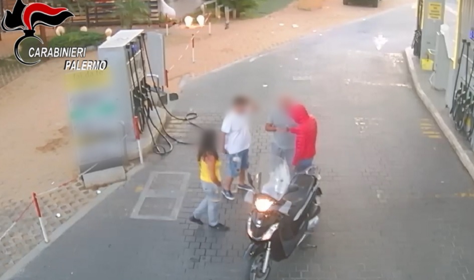 A distanza di quasi un anno si fa luce sulla rapina ad un distributore di carburante di Palermo, in manette un 21enne e un 26enne