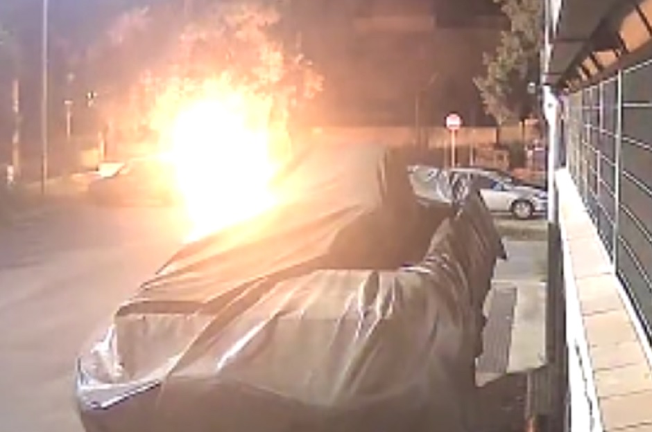 L’auto della giornalista Rossella Puccio bruciata a Palermo, la videosorveglianza immortala il piromane mentre innesca le fiamme