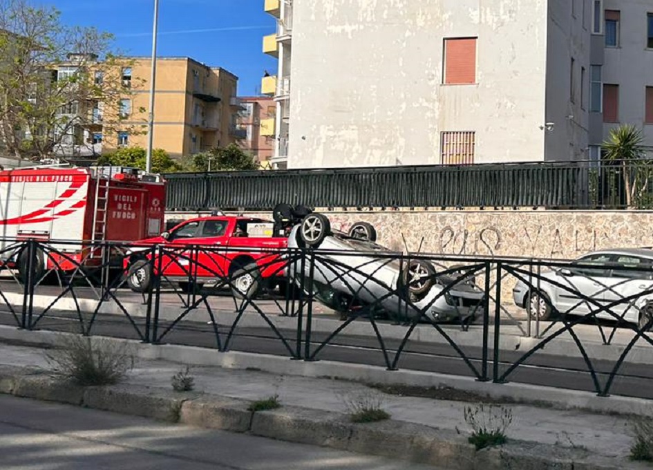 All’alba un’auto da sola si ribalta a Palermo, abitacolo accartocciato e una persona rimane incastrata all’interno