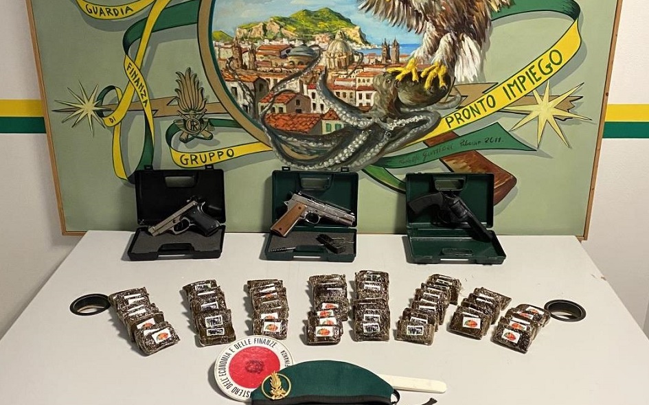 I una stalla nel quartiere Montegrappa a Palermo trovati droga in quantità ed armi, si indaga per scoprire i responsabili