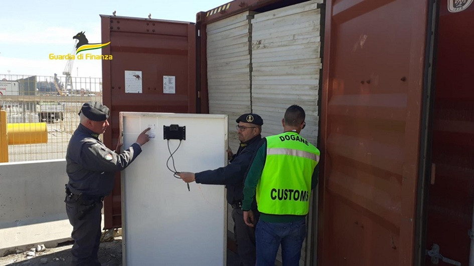 Scoperto un traffico di rifiuti destinato da Palermo verso l’Africa, sequestrate 18 tonnellate di apparecchi elettronici da smaltire