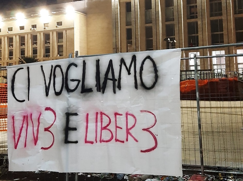 Striscione al tribunale dopo la sentenza al promoter che molestava le modelle, iniziativa dell’associazione “Non una di meno”