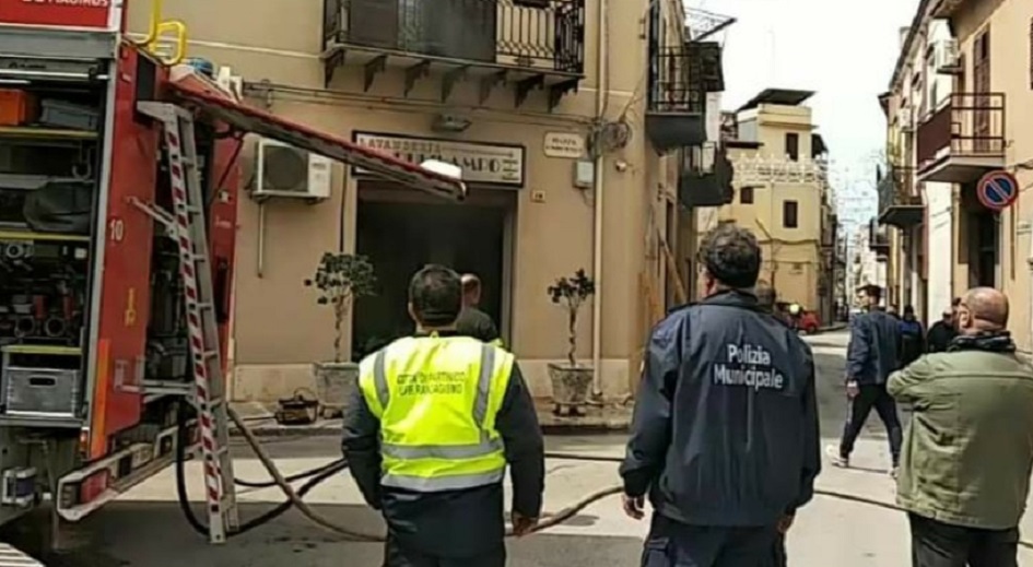 Paura per l’incendio scoppiato in una lavanderia in centro a Partinico, vigili del fuoco e ambulanza per soccorrere un uomo intossicato