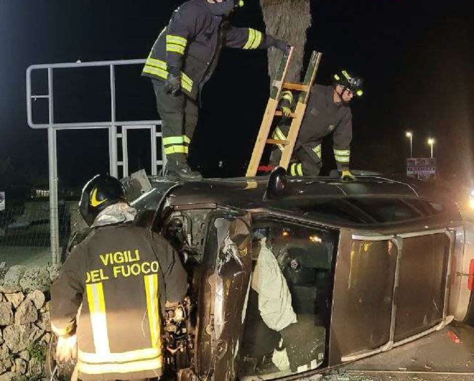 Un’auto ribaltata a Ragusa dopo un incidente fra due mezzi, ferito il conducente estratto dall’abitacolo dai vigili del fuoco