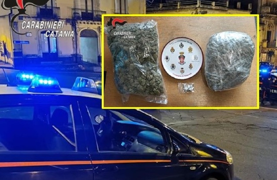 Arrestato un 42enne nel catanese, fermato dai carabinieri sotto il pianale dell’auto vengono rinvenuti 3 chili di marijuana