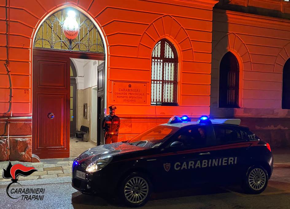 Arrestato nel Trapanese un 21enne, accusato di continue violenze nei confronti dei genitori che hanno denunciato tutto ai carabinieri