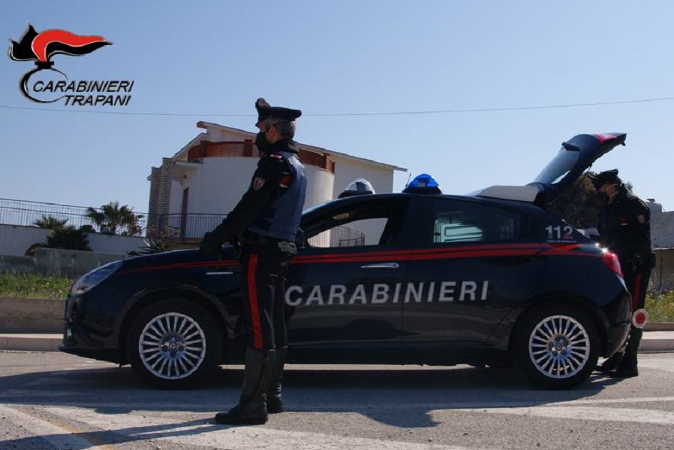 Giovane nel Trapanese aggredisce i carabinieri, stavano controllando che fosse in casa a rispettare gli arresti domiciliari