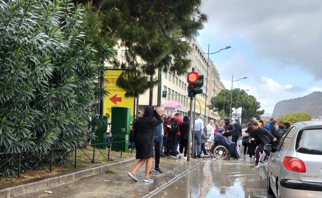 Allagamenti Palermo, via Crispi, turisti costretti a saltare il fango