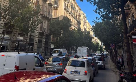 Caos traffico via Roma