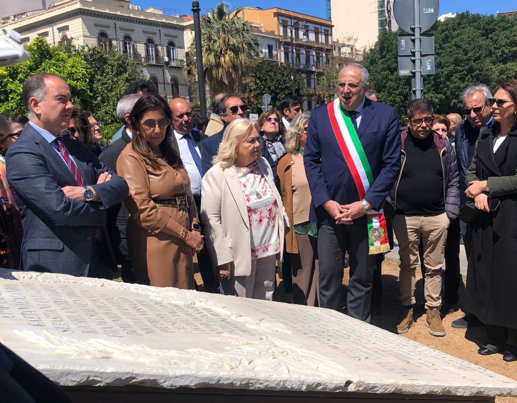 Lagalla inaugurazione restauro targa piazza XIII Vittime