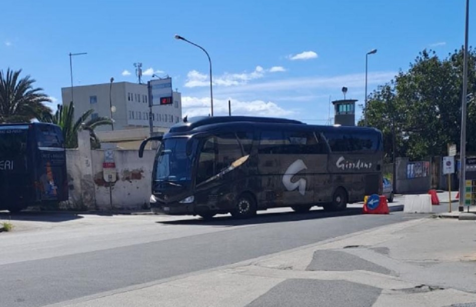 Un bus sulla pista ciclabile