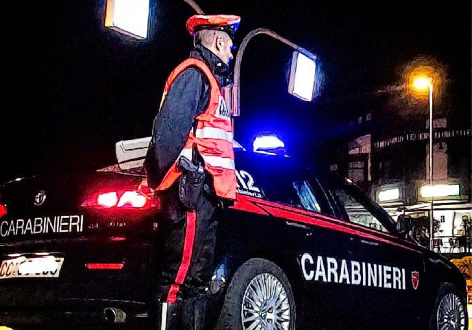 Furto al distributore di benzina nel Trapanese, un uomo afferra la pompa e fa rifornimento con la carta di credito di una donna