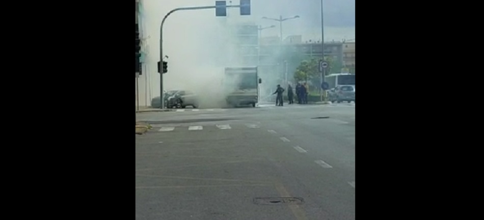 Furgone in fiamme a Siracusa