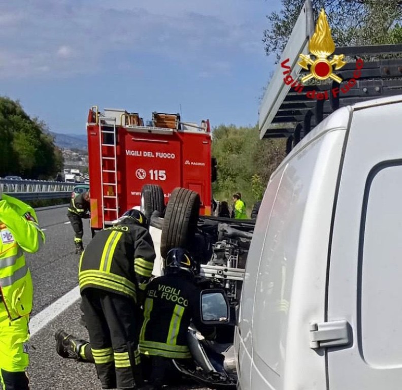Incidente sulla A18 tra Acireale e Giarre, un ferito dopo scontro tra ...