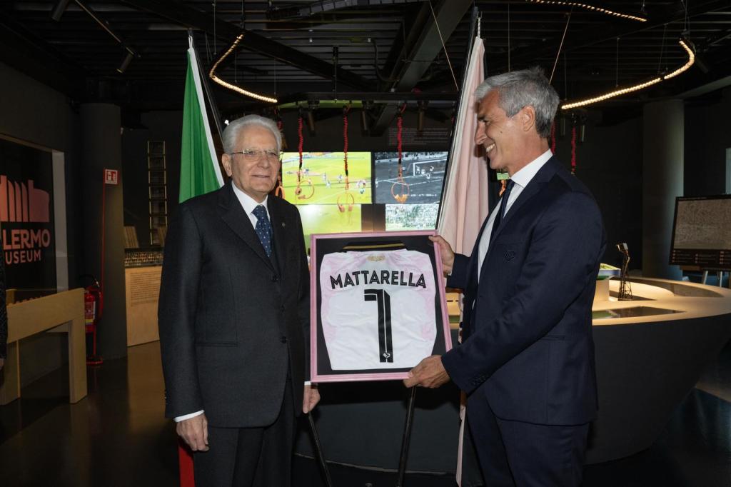 Il presidente della Repubblica Sergio Mattarella riceve dal presidente del Palermo Dario Mirri la maglia rosanero numero 1
