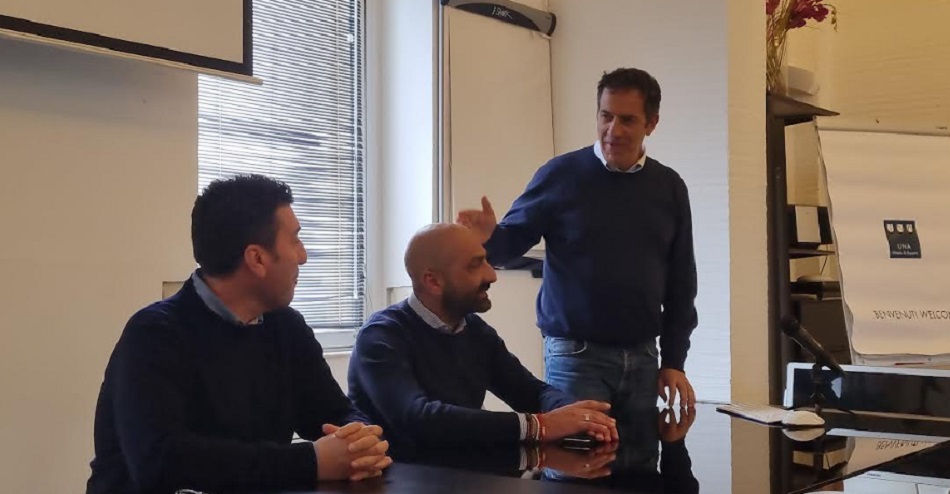 In piedi Ferdinando Messina