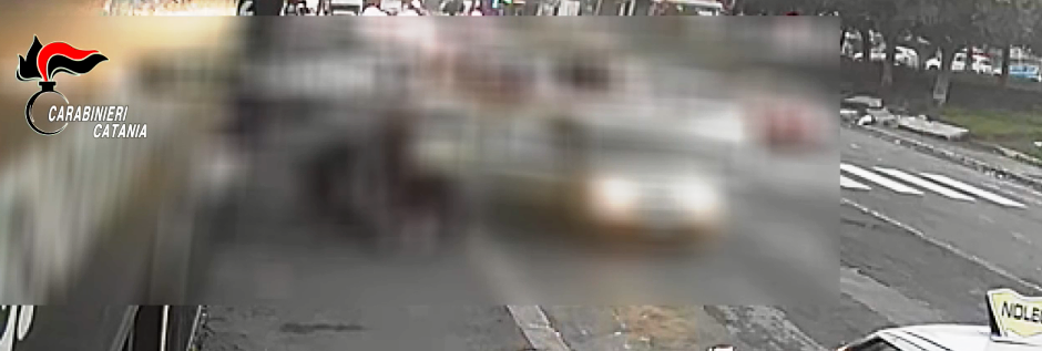 Spedizione punitiva, pestaggio e sparatoria in pieno centro, vendetta