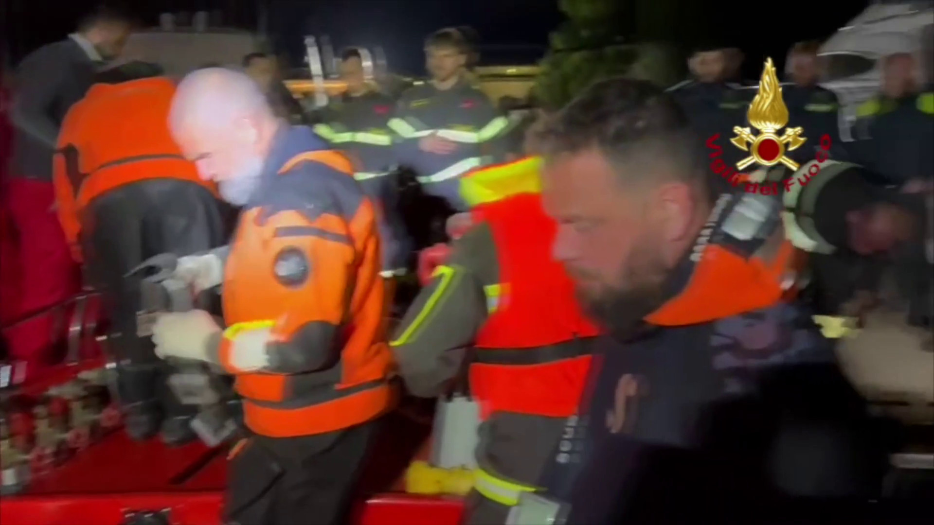 Barca affonda nel lago Maggiore, il recupero delle 4 vittime ...