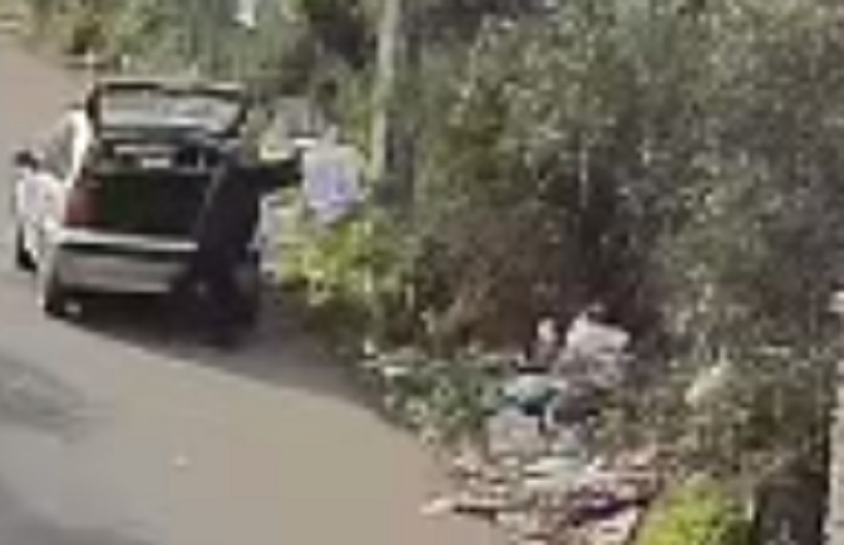 Il sindaco di Carini denuncia il continuo abbandono di rifiuti e attacca anche chi non parla: “L’omertà li favorisce”