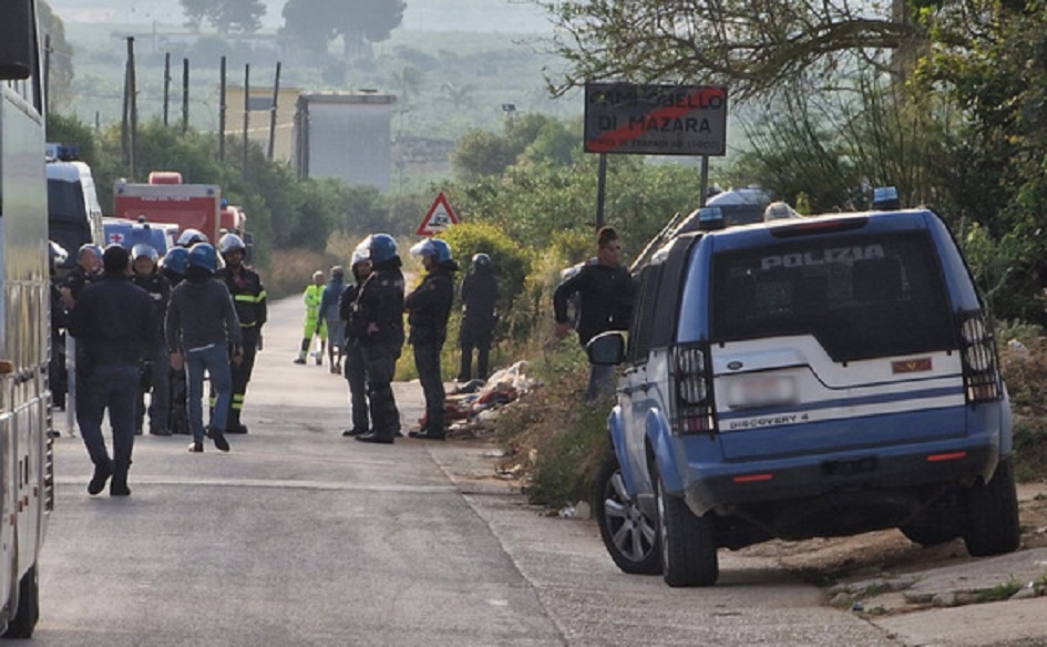 Dall'alba poliziotti in tenuta antisommossa nel Trapanese per effettuare lo sgombero dei migranti nell’ex cementificio