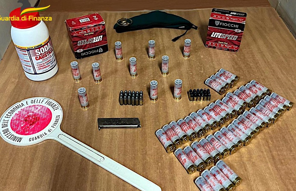 Un fucile e decine di munizioni scoperte all’interno di un condominio nel Catanese, una denuncia a carico di ignoti