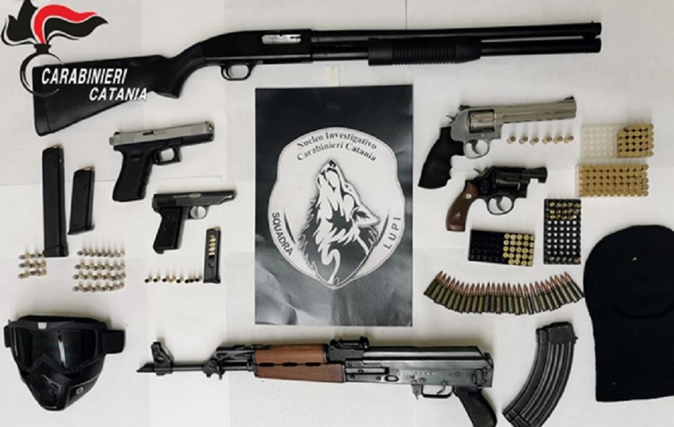 Un arsenale scoperto in casa di un giovane ritenuto vicino al clan Cappello, trovati kalashnikov, pistole, fucili e munizioni
