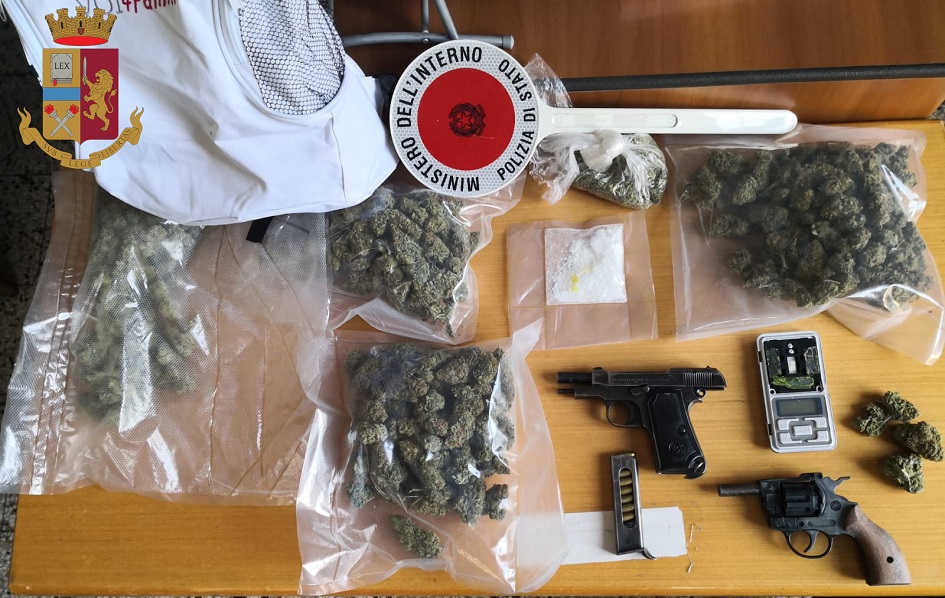 Blitz della polizia alla ricerca di un pregiudicato nel catanese, alla fine scoperto un minorenne con pistole e droga