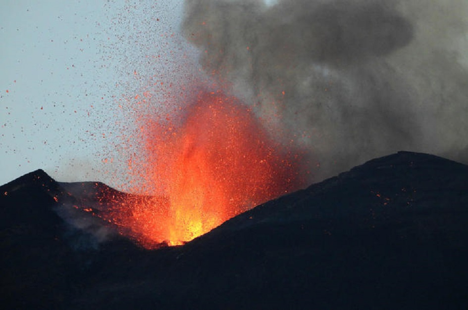 Si segna una nuova fase eruttiva sul fronte Sud Est dell’Etna, al momento nessun disagio si registra sull’aeroporto “Bellini"